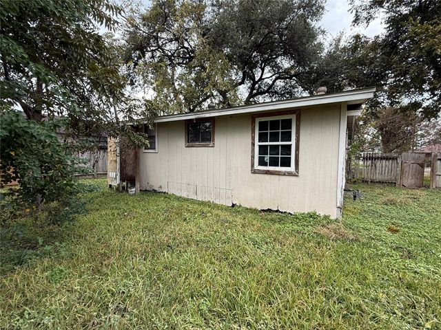 64 Neyland Street, Houston, TX 77022