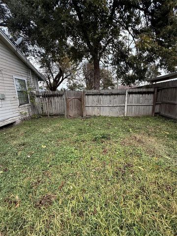 64 Neyland Street, Houston, TX 77022