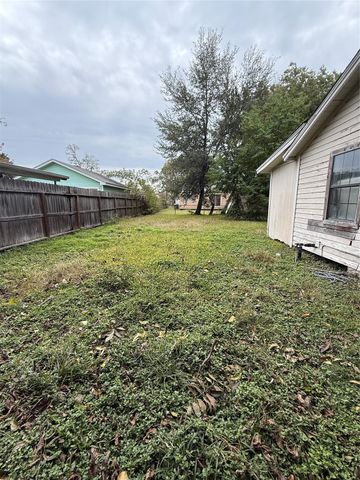 64 Neyland Street, Houston, TX 77022