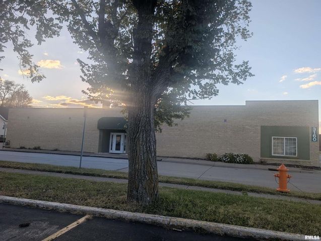 3160 AVENUE OF THE CITIES Avenue, Moline, IL 61265