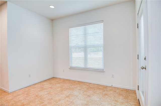 1121 Kinderly LN, Chesapeake, VA 23320