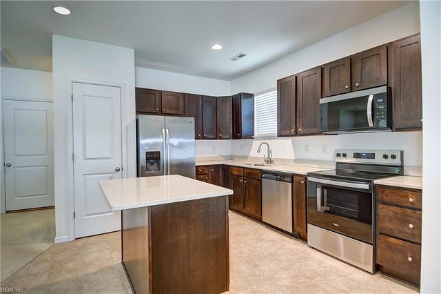 1121 Kinderly LN, Chesapeake, VA 23320