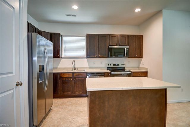 1121 Kinderly LN, Chesapeake, VA 23320