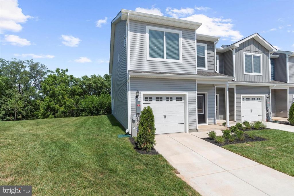 Image 6 of property listing at 8111 BARTHOLOMEW CT, Baltimore, MD 21206