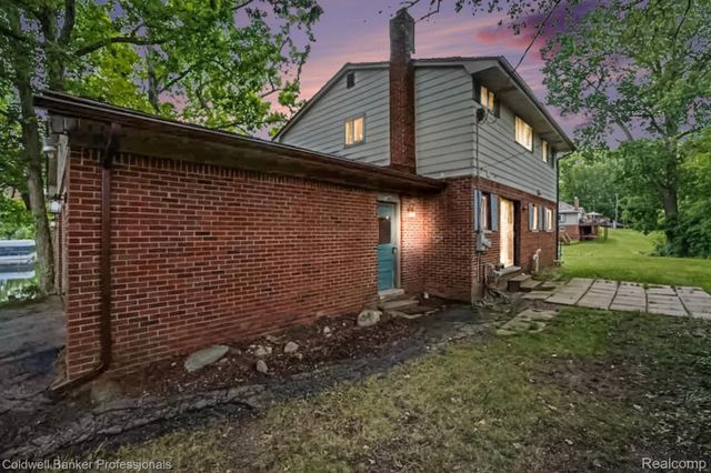 8965 Sherwood Drive, Springfield Charter Township, MI 48350
