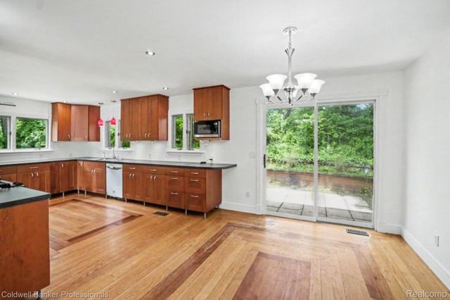 8965 Sherwood Drive, Springfield Charter Township, MI 48350