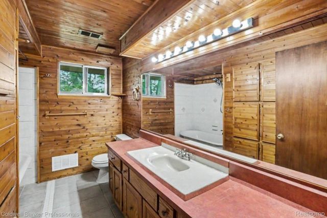 8965 Sherwood Drive, Springfield Charter Township, MI 48350