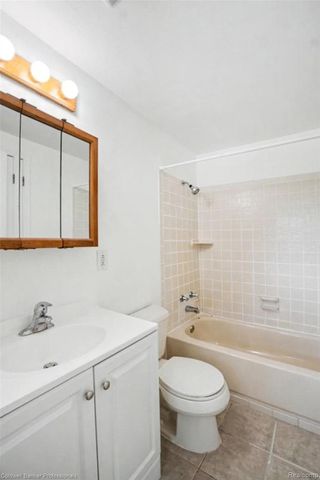 8965 Sherwood Drive, Springfield Charter Township, MI 48350