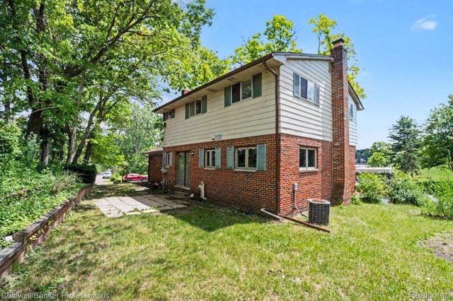 8965 Sherwood Drive, Springfield Charter Township, MI 48350