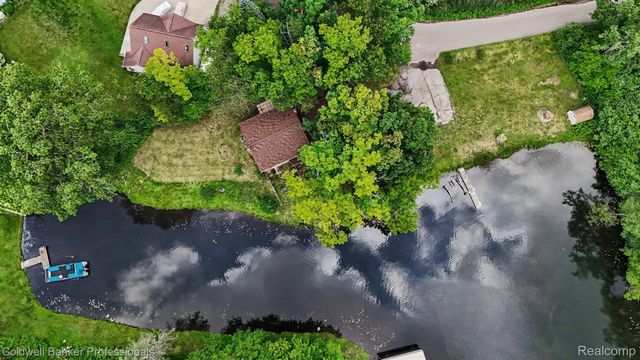 8965 Sherwood Drive, Springfield Charter Township, MI 48350