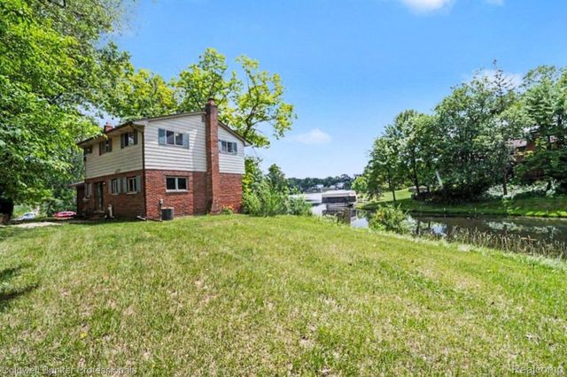 8965 Sherwood Drive, Springfield Charter Township, MI 48350