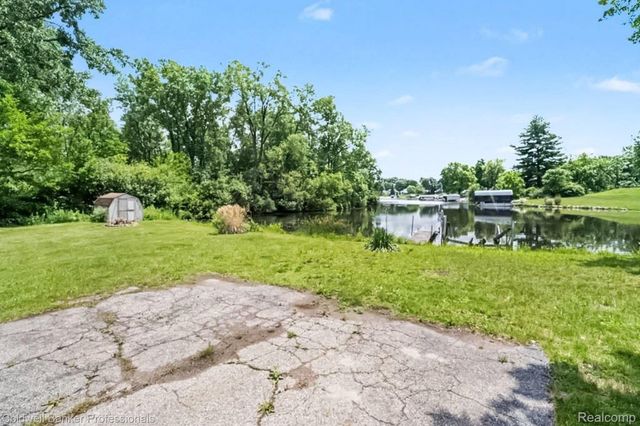8965 Sherwood Drive, Springfield Charter Township, MI 48350