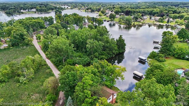 8965 Sherwood Drive, Springfield Charter Township, MI 48350