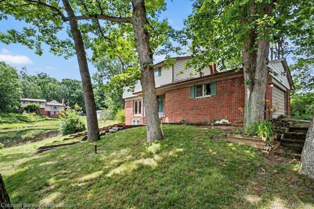 8965 Sherwood Drive, Springfield Charter Township, MI 48350