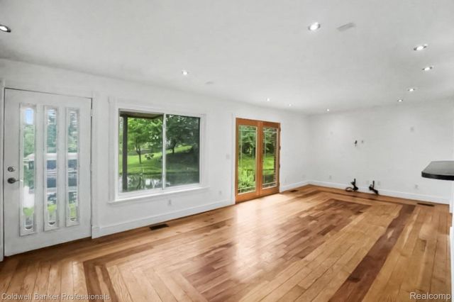 8965 Sherwood Drive, Springfield Charter Township, MI 48350