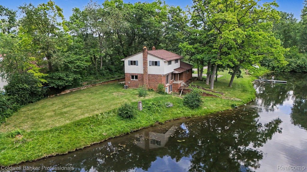 8965 Sherwood Drive, Springfield Charter Township, MI 48350