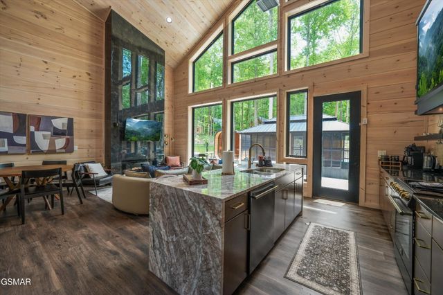 4142 Fontaine Way, Gatlinburg, TN 37738
