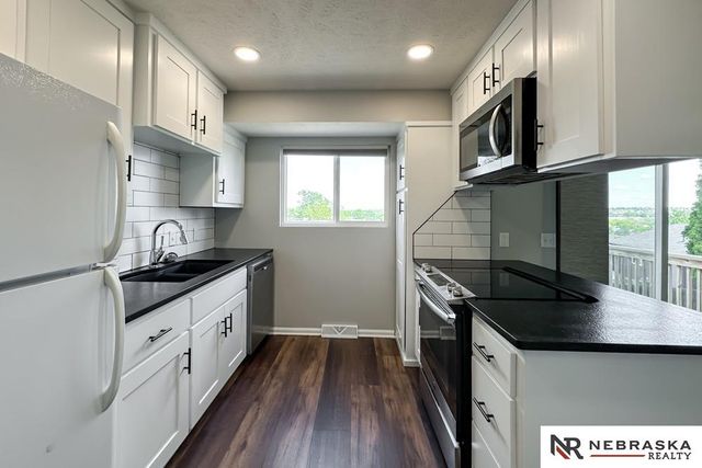 13856 V Street, Omaha, NE 68137