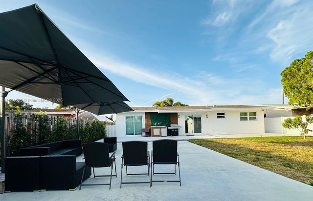 8320 Taft St, Pembroke Pines, FL 33024