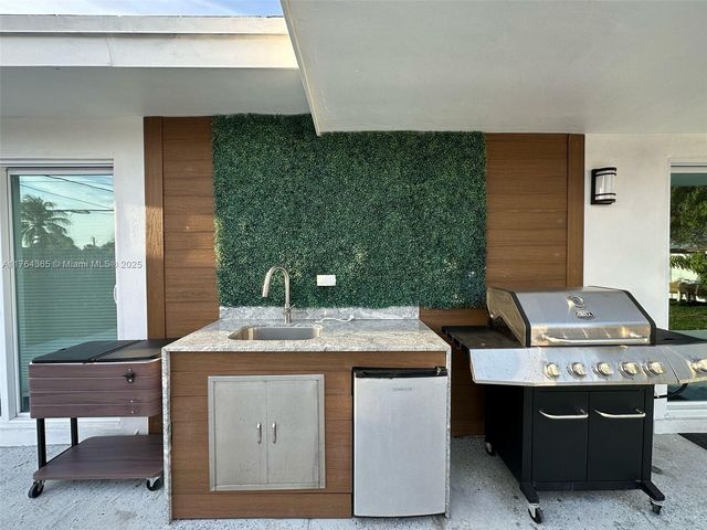 8320 Taft St, Pembroke Pines, FL 33024