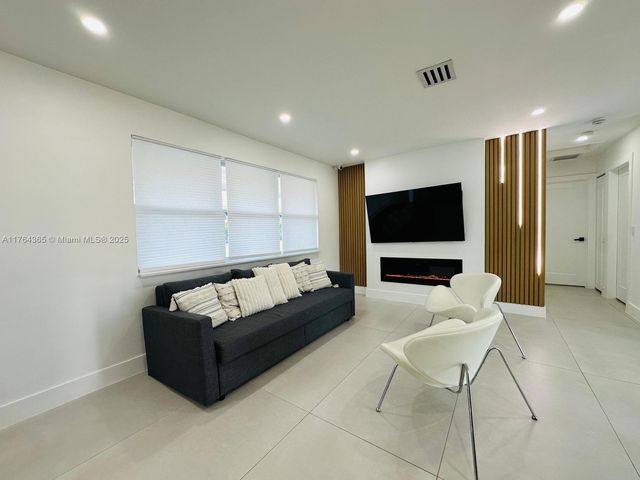 8320 Taft St, Pembroke Pines, FL 33024