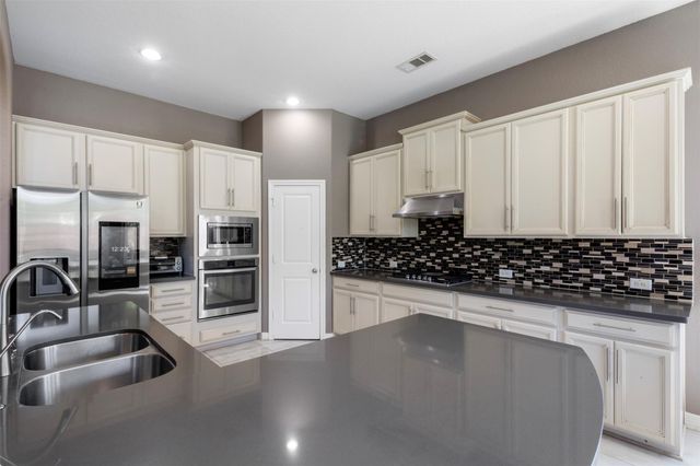 9611 Lost Woods Drive, Richmond, TX 77406