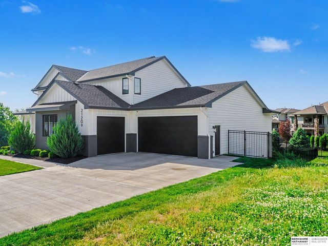 21209 Walnut Circle, Elkhorn, NE 68022
