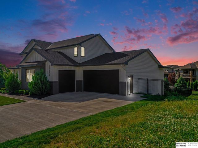 21209 Walnut Circle, Elkhorn, NE 68022