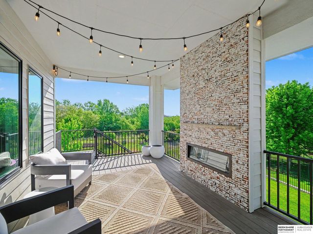 21209 Walnut Circle, Elkhorn, NE 68022