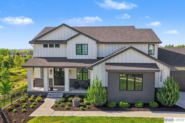 21209 Walnut Circle, Elkhorn, NE 68022