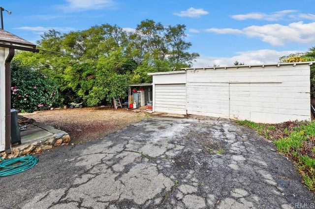 2360 Lone Oak Lane, Vista, CA 92084