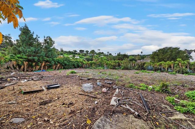 2360 Lone Oak Lane, Vista, CA 92084