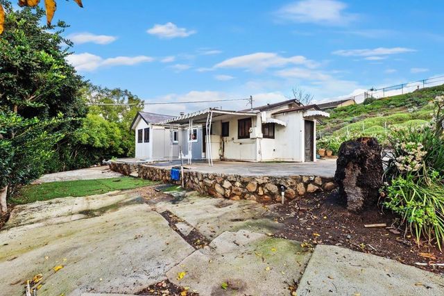 2360 Lone Oak Lane, Vista, CA 92084