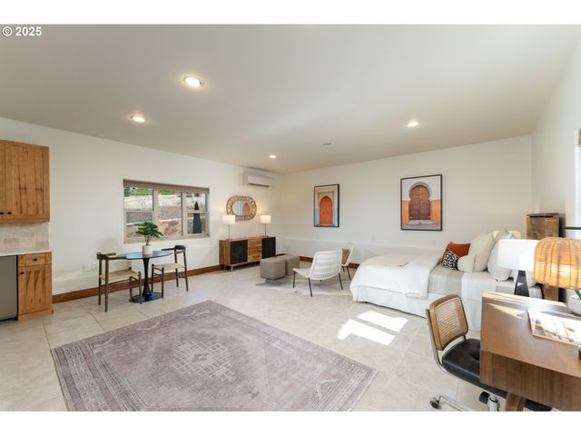 16225 Ne WILKERSON Way, Newberg, OR 97132