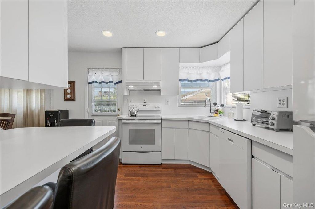 210 N 5th Street, Bethpage, NY 11714 — photo 5