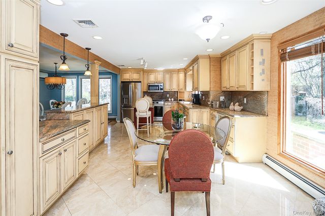 395 Ridgefield Road, Hauppauge, NY 11788