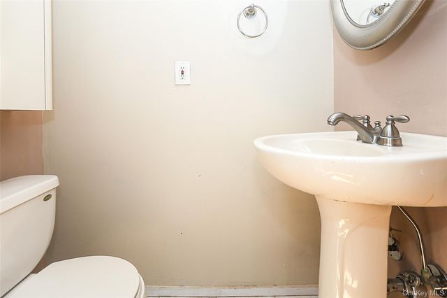 395 Ridgefield Road, Hauppauge, NY 11788