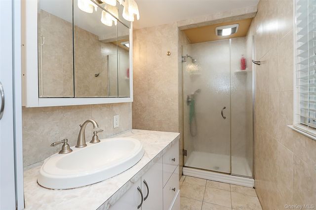 395 Ridgefield Road, Hauppauge, NY 11788