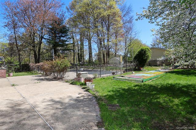 395 Ridgefield Road, Hauppauge, NY 11788