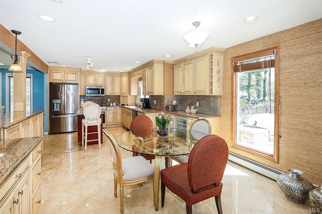 395 Ridgefield Road, Hauppauge, NY 11788