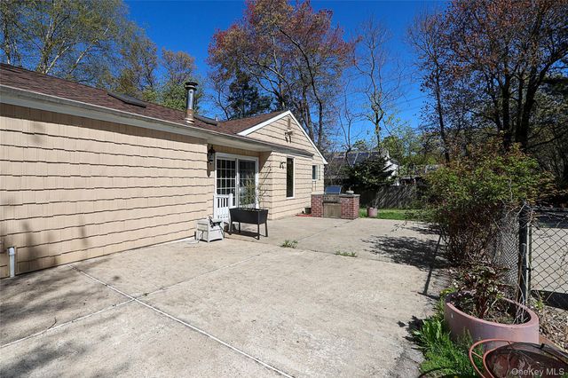 395 Ridgefield Road, Hauppauge, NY 11788