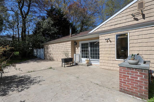 395 Ridgefield Road, Hauppauge, NY 11788