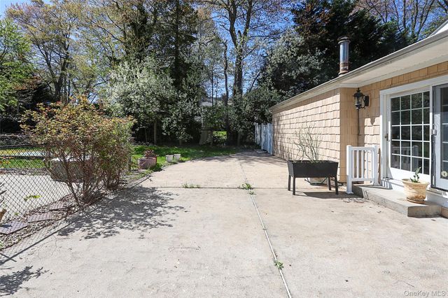 395 Ridgefield Road, Hauppauge, NY 11788