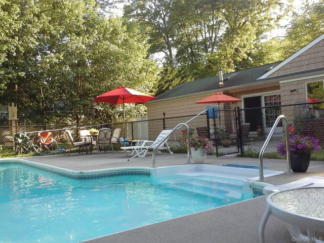 395 Ridgefield Road, Hauppauge, NY 11788