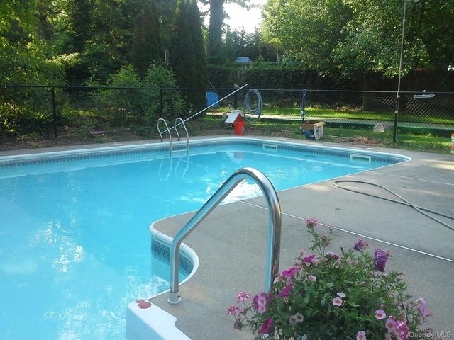 395 Ridgefield Road, Hauppauge, NY 11788