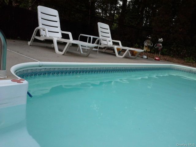 395 Ridgefield Road, Hauppauge, NY 11788