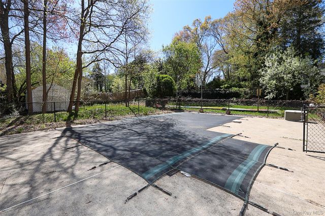 395 Ridgefield Road, Hauppauge, NY 11788