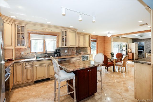 395 Ridgefield Road, Hauppauge, NY 11788