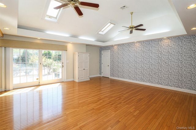 395 Ridgefield Road, Hauppauge, NY 11788