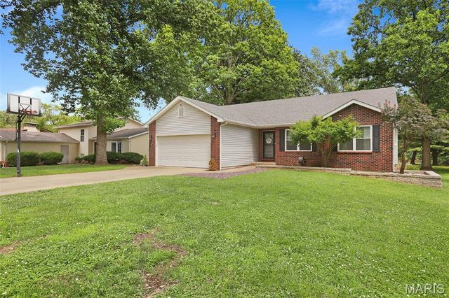 28 S Meadow Lane, Glen Carbon, IL 62034